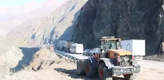 Hakkari'de heyelan sonrası Yüksekova-Van kara yolu ulaşıma açıldı