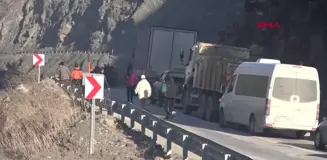 Hakkari-Van Kara Yolu Heyelan Sonrası Ulaşıma Açıldı