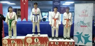 Manisa'da Okul Sporları Karate Müsabakalarında İl 3'üncüsü Mehmet Sarıtaş Bölge Şampiyonasında Temsil Edecek