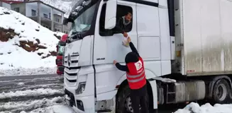 Hakkari'de kar ve tipi nedeniyle mahsur kalanlara Kızılay'dan yardım