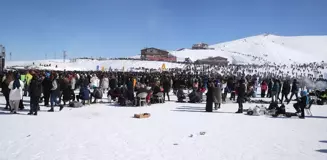 Hakkari'de düzenlenen 5. Kar Festivali Pinhani konseriyle sona erdi