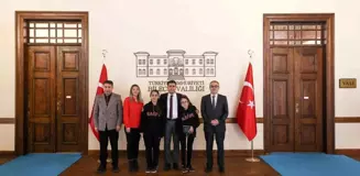 Bilecik Refik Arslan Öztürk Fen Lisesi Öğrencileri Skolyoz Farkındalığı Projesini Vali'ye Sundu