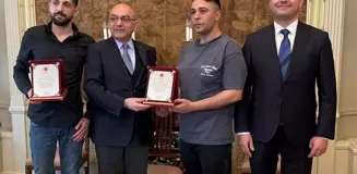 Türk Büyükelçi, Viyana'da kavgaya müdahale eden gençlere plaket verdi