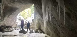 Kastamonu Üniversitesi öğrencileri buz sarkıtlarıyla dikkat çeken mağarada ders yapıyor