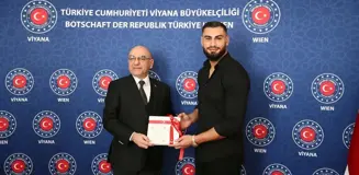 Türkiye'nin Viyana Büyükelçisi, UFC'de başarılı olan Türk kökenli sporcu İbrahim Aslan'ı kabul etti