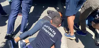 Antalya'da Motosiklet Kazası: Kamyonetin Hızlı Refleksi Hayat Kurtardı