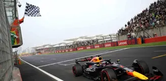 Max Verstappen Çin Grand Prix'sinde pole pozisyonunu kazandı