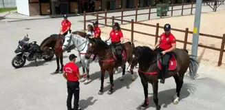 Adana'da engelli çocuklar polis araçlarına ve atlara binerek keyifli bir gün geçirdi