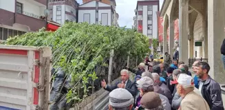 Çaykara'da Vatandaşlara Meyve Fidanı Dağıtıldı