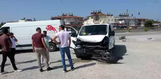 Manavgat'ta Kamyonet ile Otomobil Çarpıştı: 2 Yaralı