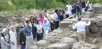 GAÜN Mimarlık Fakültesi Öğrencileri Tilmen Höyük Arkeolojik Parkı ve Yesemek Açık Hava Müzesi'ni Ziyaret Etti