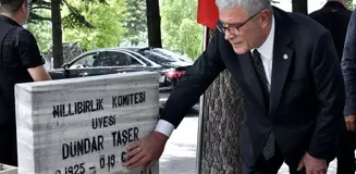 İYİ Parti Genel Başkanı Müsavat Dervişoğlu, 27 Mayıs darbesinde yer alan Dündar Taşer'in mezarını ziyaret etti