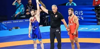 Milli güreşçi Enes Başar, eşi benzeri görülmemiş bir geri dönüşle Paris Olimpiyatları'nda son 16 turuna yükseldi