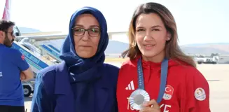 Milli boksör Hatice Akbaş Malatya'da coşku ile karşılandı