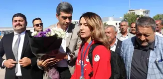 Paris 2024 Olimpiyat Oyunları'nda gümüş madalya kazanan Hatice Akbaş, Malatya'da coşkuyla karşılandı