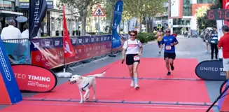 İzmir'de düzenlenen Uluslararası 9 Eylül İzmir Yarı Maratonu coşkuyla gerçekleşti