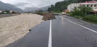 Arhavi'de Taşkın ve Heyelanlar Yol Çökmesine Neden Oldu