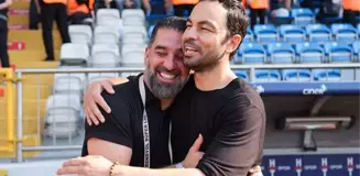 Arda Turan ve Selçuk İnan karşı karşıya! Buluştukları anda çalan şarkı futbolseverleri duygulandırdı