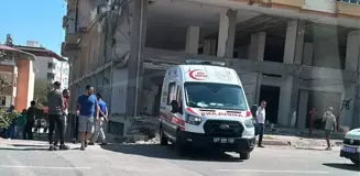 Gaziantep'te Depremde Zarar Gören Binanın İkinci Katından Düşen Kişi Hayatını Kaybetti