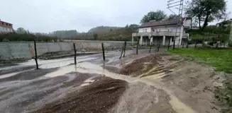 Köy Yoluna Tepki Gösteren Çiftçi Bahçesini Tel Örgüyle Kapatmış