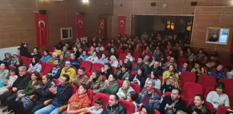 Nallıhan'da 'Komşu Köyün Delisi' Tiyatro Oyunu Sahnelendi