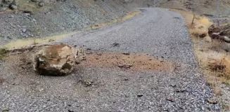 Adıyaman Sincik'te Kaya Parçaları Yola Düşüyor, Vatandaşlar Tepkili