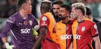 Kerem ile Muslera, sahanın ortasında birbirine girdi