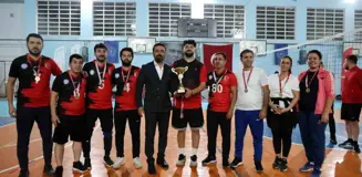 Öğretmenler voleybol turnuvasında kıyasıya mücadele etti