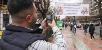 Tartıştığı eşinden af dilemek için şehrin ortasına pankart astı