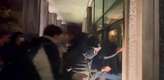 Saraçhane'deki protestocular İBB binasının cam ve kapılarını kırıp içeri girdi