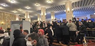 Saraçhane'de gerginlik tırmandı! Polisten kaçan protestocular İBB binasına girdi
