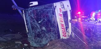 Van'da can pazarı! Yolcu otobüsü devrildi