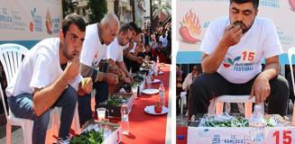 3 dakikada 398 gram acı biber yiyip, yarım altın kazandı