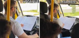 Minibüs şoförü seyir halinde ders çalıştı