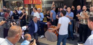 PKK'nın kendini feshetmesi Diyarbakır'da halaylarla kutlanıyor