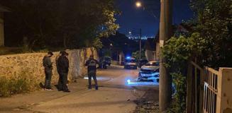 Kurşun yağmuruna tutulan otomobil kaza yaparak durabildi