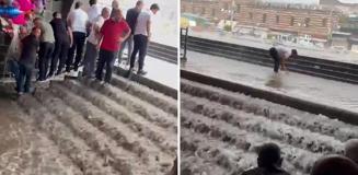 Diyarbakır'da dolu ve sağanak hayatı felç etti! Ulu Cami şelaleye döndü