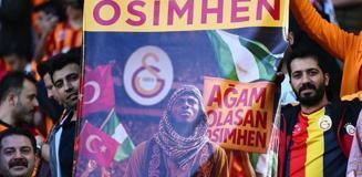 Maç öncesi tribünlerde dikkat çeken Osimhen pankartı