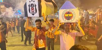 Galatasaraylı taraftarlar şampiyonluğu Fenerbahçe ve Beşiktaş'ın tabutunu kaldırarak kutladı