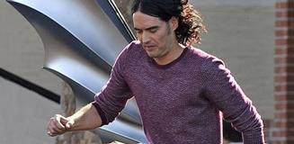 Russell Brand, beş cinsel suçlamayla ilgili olarak hakim karşısına çıktı