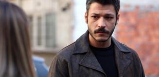 Kubilay Aka saçlarını pembeye boyattı