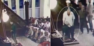 Camide namazla dalga geçti, cemaat haddini bildirdi