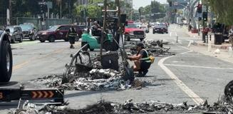 Los Angeles'taki protestolarda yakılan araçların enkaz kaldırma çalışmaları görüntülendi