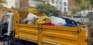 Çöp evden 4 kamyon atık, 12 kedi ve 3 kaplumbağa çıktı