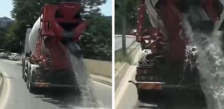 İstanbul'da hafriyat kamyonu betonlu suyu yola döktü