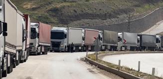 Çatışmalar nedeniyle Türkiye-İran sınır kapısında 2 kilometrelik tır kuyruğu oluştu