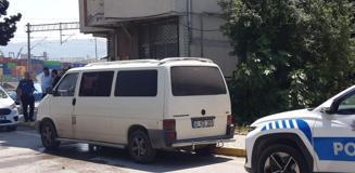 'Uygunsuz giyinme' tartışmasında komşusunu paspas sapıyla dövdü