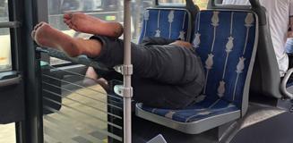 Metrobüste pes dedirten görüntü