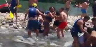 Rafting merkezinde 'can yeleği giyme' kavgası: Tekme, yumruk ve kürekler havada uçuştu