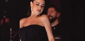 Simge Sağın yaz sezonunu havuz başında açtı